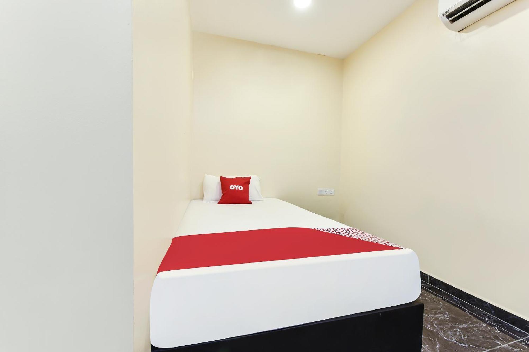 Oyo 90445 Th Hotel Bahau Esterno foto