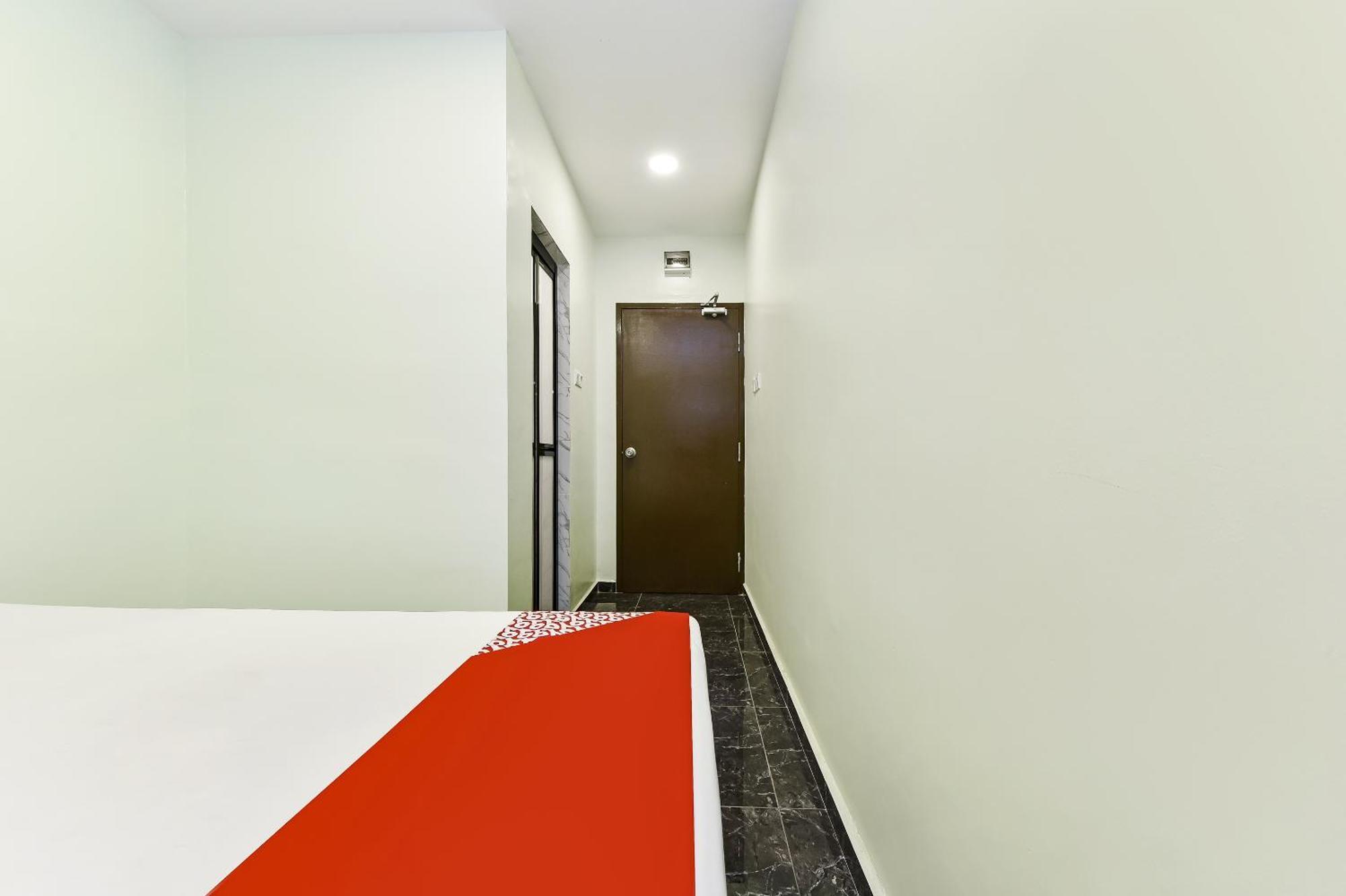 Oyo 90445 Th Hotel Bahau Esterno foto
