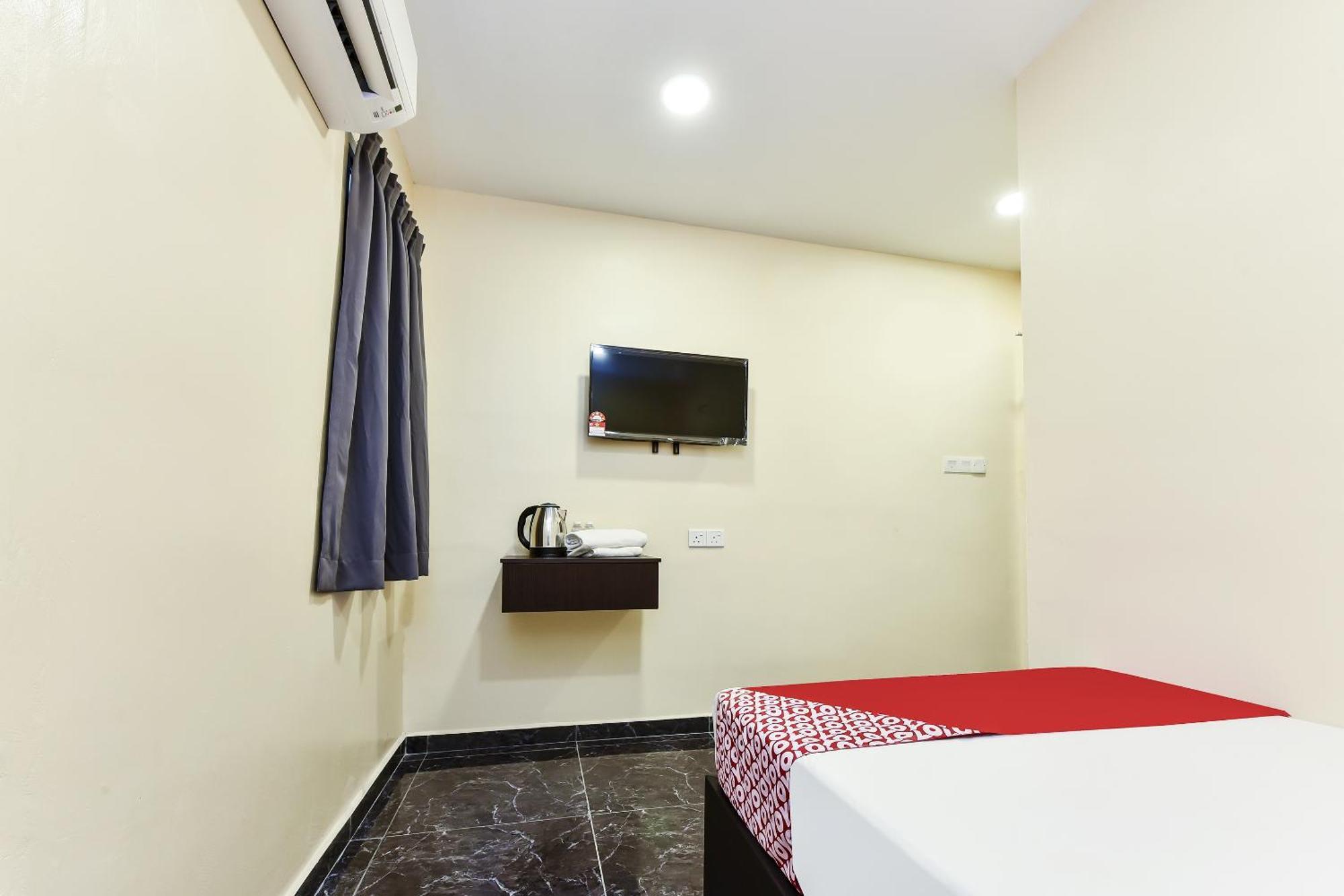 Oyo 90445 Th Hotel Bahau Esterno foto