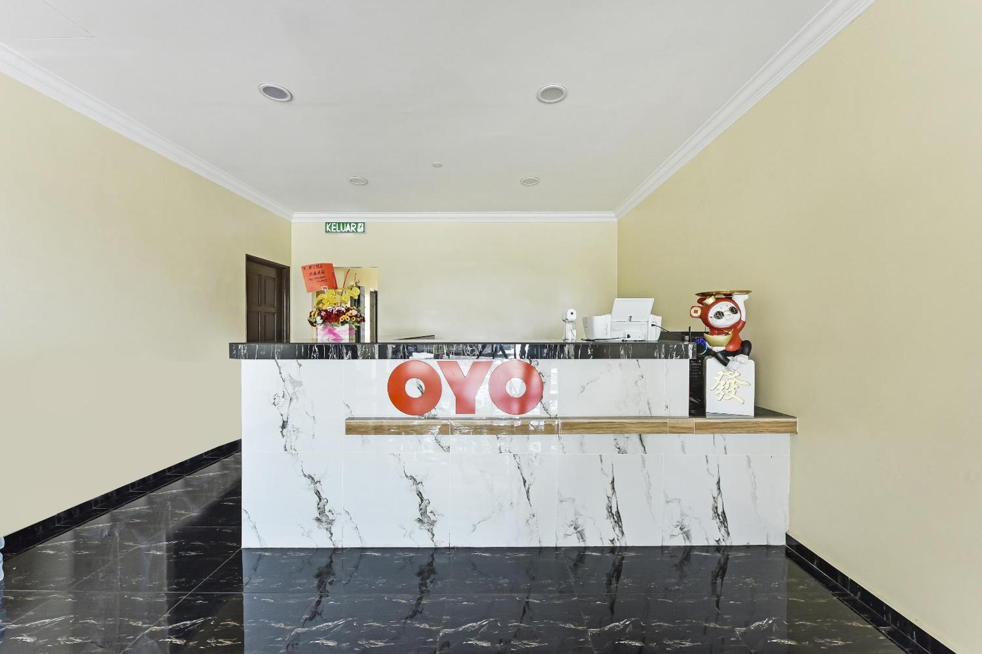 Oyo 90445 Th Hotel Bahau Esterno foto