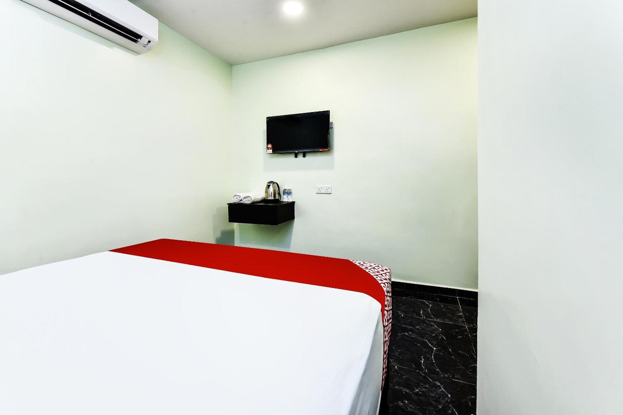 Oyo 90445 Th Hotel Bahau Esterno foto