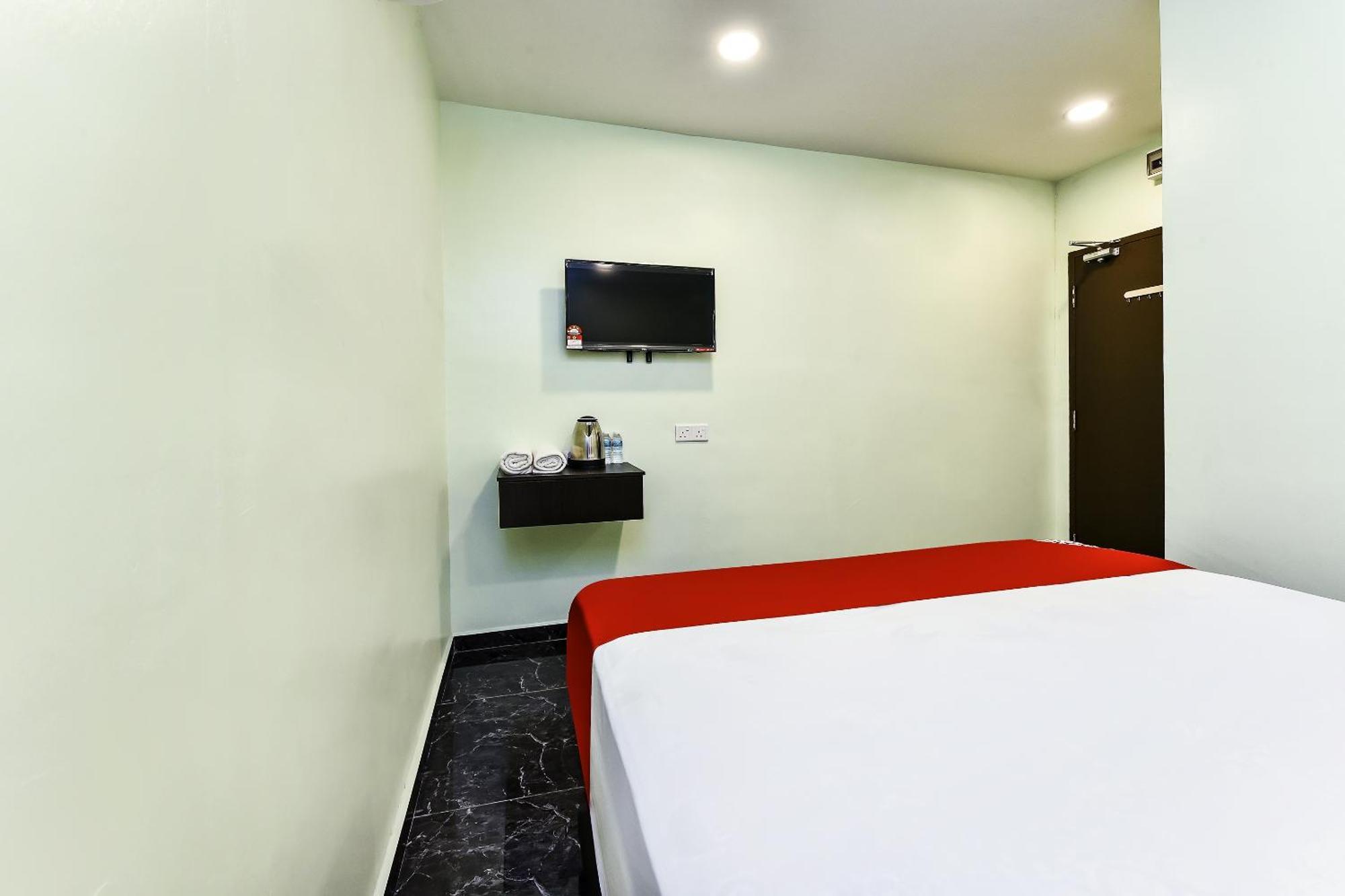 Oyo 90445 Th Hotel Bahau Esterno foto
